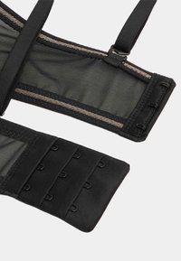 Schwarzer BH-Verlängerer mit Mesh-Stoff und drei Reihen aus Metallhaken und -ösen für verstellbare Passform, flach liegend auf weißem Hintergrund.