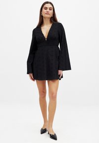 NA-KD ANGLAISE TRUMPET SLEEVE - Dnevna obleka - black