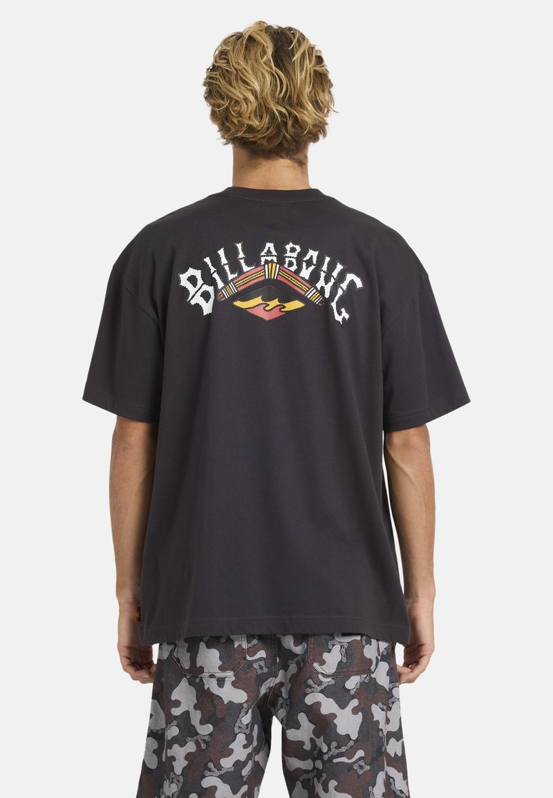 Μαύρο oversized t-shirt με πολύχρωμο γράφημα "BILLABONG" και σχέδιο κύματος στην πλάτη. Κοντά μανίκια, άνετη εφαρμογή.