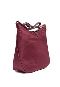Borsa a spalla in nylon bordeaux con una texture morbida, design curvo e dettagli in metallo dorato. Presenta doppi manici e una chiusura con zip.