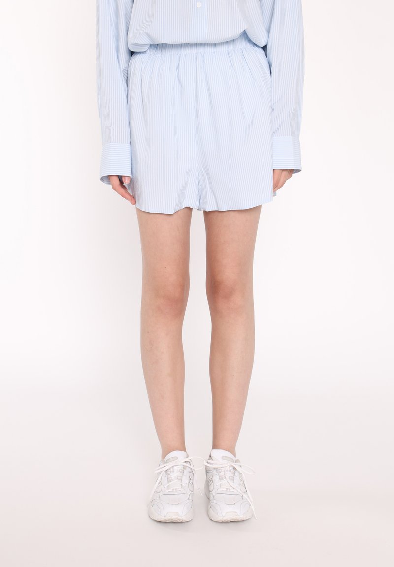Glamorous STRIPE SIDE SPLIT SHORTS - Shorts - light blue stripe