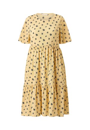 Żółta sukienka midi z krótkimi rękawami, czarnym kwiatowym wzorem, marszczoną talią i wielowarstwową spódnicą na jednolitym białym tle.