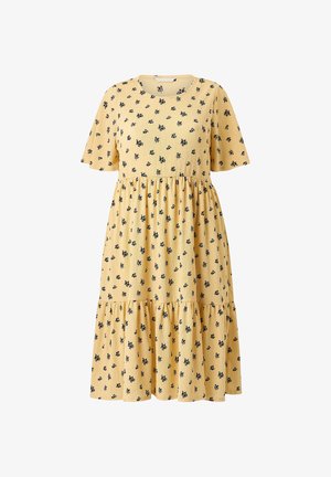 Żółta sukienka midi z krótkimi rękawami, czarnym kwiatowym wzorem, marszczoną talią i wielowarstwową spódnicą na jednolitym białym tle.