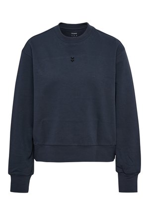 Granatowa bluza z długim rękawem, okrągłym dekoltem i małym czarnym logo w kształcie szewrona na środku klatki piersiowej.