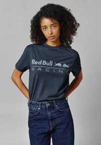 Red Bull Racing x Pepe Jeans RED BULL RACING LOGO DRIVER TEE - Marškinėliai su spaudiniu - dulwich blue