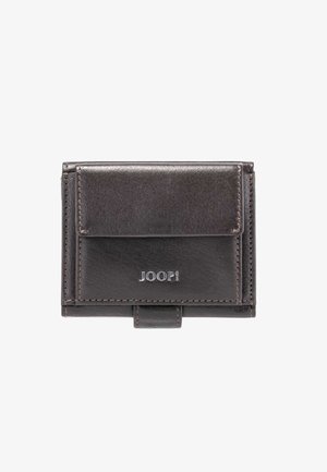 Portafoglio scuro in pelle con chiusura a patta, caratterizzato da bordi cuciti e forma rettangolare. Logo JOOP! impresso sulla parte anteriore.