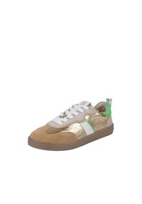 Sneaker con una punta in suede beige, pannelli laterali dorati metallici, accenti bianchi e un tallone verde. Presenta lacci bianchi piatti e una suola testurizzata.
