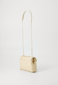 Beige texturovaná kabelka se strukturovaným tvarem, která má zlatý řetízkový popruh a klopové uzavření. Jednoduchý a moderní design.