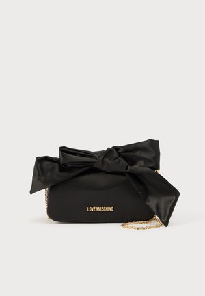 Geantă de mână din satin negru cu un detaliu mare în formă de fundă în partea de sus, curea din lanț auriu și logo-ul "LOVE MOSCHINO" embosat pe față.
