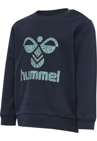 Mörkblå sweatshirt i ett mjukt tyg, har en ljusblå grafisk logotyp och texten "hummel" på framsidan, med rund hals och ribbade ärmslut.
