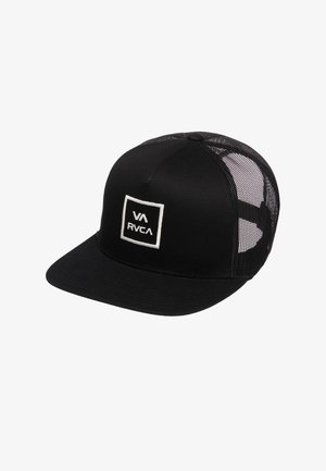 Casquette camionneur en mesh noir avec une visière plate et un logo blanc "VA RVCA" centré à l'intérieur d'un carré blanc sur le panneau avant.