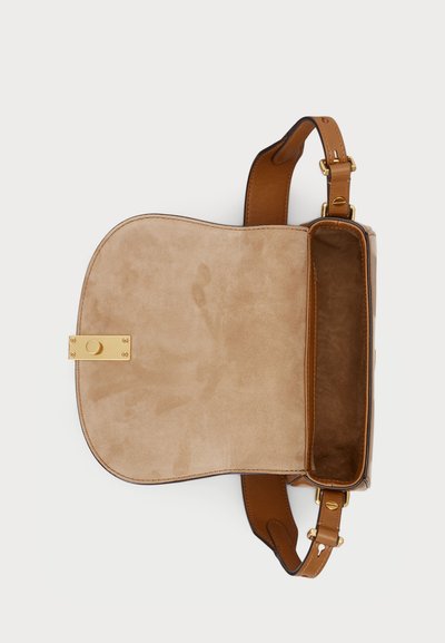 Pruun nahast kott sametise siseküljega, kuldsete detailidega ja klapiga sulgemisega. Omab reguleeritavat rihma ning sujuvat ja elegantset disaini.