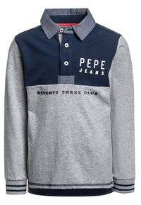 Pánská polokošile s dlouhým rukávem v šedé a námořnické modři. Obsahuje klopu na knoflíky, kontrastní panely, logo "PEPE JEANS" a text "SEVENTY THREE CLUB".