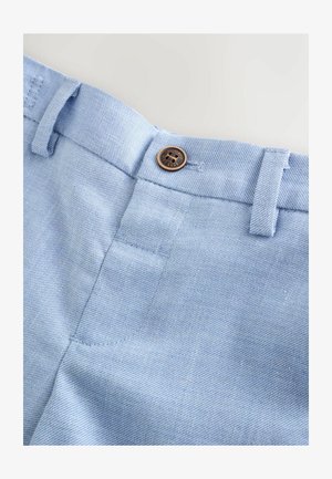 Ljusblå denimtyg med en slät yta, utrustad med en brun knappstängning och bälteshällor, sömmande detaljer och en sidoficka.