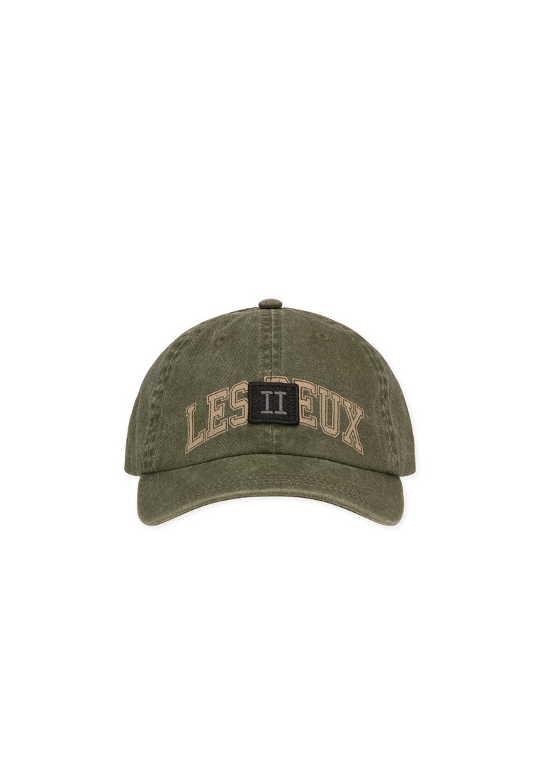 Olivengrønn baseballcaps med teksten "LES DEUX" brodert i beige og en svart lapp med romertall II på frontpanelet.