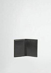 Schwarze Lederbrieftasche mit strukturierter Oberfläche. Die geöffnete Ansicht zeigt zwei Kartenfächer und ein Fach, das klare Linien und ein minimalistisches Design aufweist.