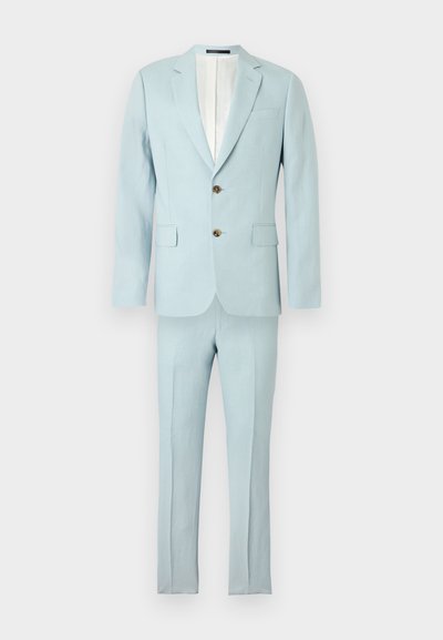 Ανοιχτό μπλε ανδρικό κοστούμι με σακάκι με notch πέτο, δύο κουμπιά, τσέπες με καπάκι και αντίστοιχο παντελόνι με ίσιες μπατζάκια.