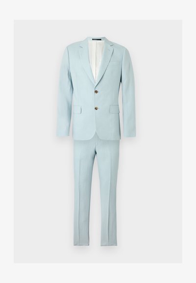 Ανοιχτό μπλε ανδρικό κοστούμι με σακάκι με notch πέτο, δύο κουμπιά, τσέπες με καπάκι και αντίστοιχο παντελόνι με ίσιες μπατζάκια.