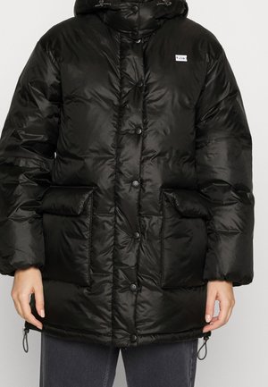 Giubbotto puffer nero con cappuccio, bottoni a pressione, due tasche frontali e cordini regolabili in fondo. Materiale lucido e isolato.