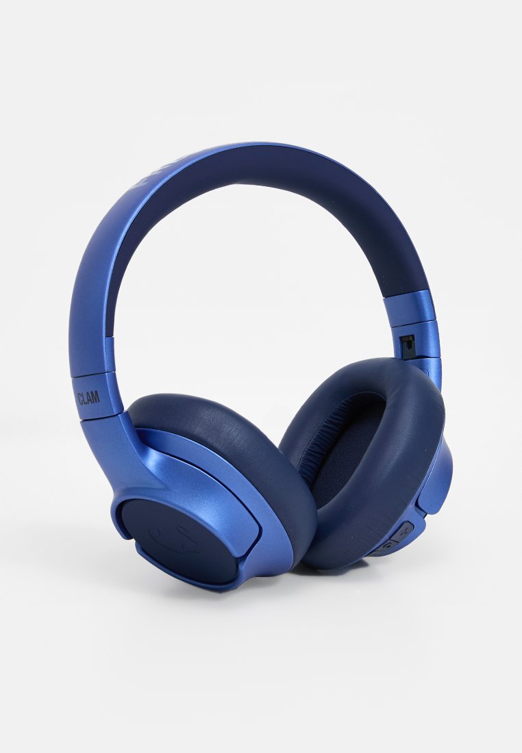 Kabellose Kopfhörer mit einer tiefblauen Metallic-Oberfläche, gepolsterten Ohrmuscheln und verstellbaren Scharnieren. Verfügt über Tasten zur Steuerung an der Seite.