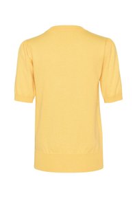 Žlutý pletený top s krátkými nabíranými rukávy, kulatým výstřihem a úzkým vroubkovaným lemem. Tkanina má jemnou, hladkou strukturu.