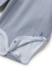 Modrý a bílý pruhovaný dětský overal s patentkami na rozkroku a malým vyšívaným modrým králíčkem.