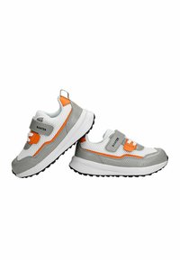 Sneaker grigie e bianche con dettagli arancioni, tessuto a rete, cinturino con chiusura a strappo e suola in gomma testurizzata per una migliore aderenza.