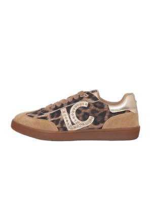 Zapatilla de corte bajo con tejido estampado de leopardo, puntera y talón de ante color cuero, lengüeta metálica dorada en el talón y logo "LC" adornado en el lateral. Suela marrón.
