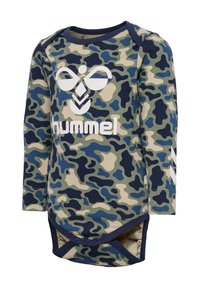 Body na długim rękawie w kamuflażowy wzór w odcieniach zieleni, niebieskiego i beżu, z białym logo "hummel" i granatowymi wykończeniami, zapinany na zatrzaski na dole.