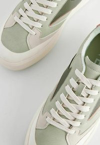 Next FOREVER COMFORT PANELLED RETRO - REGULAR FIT - Tenisice - green