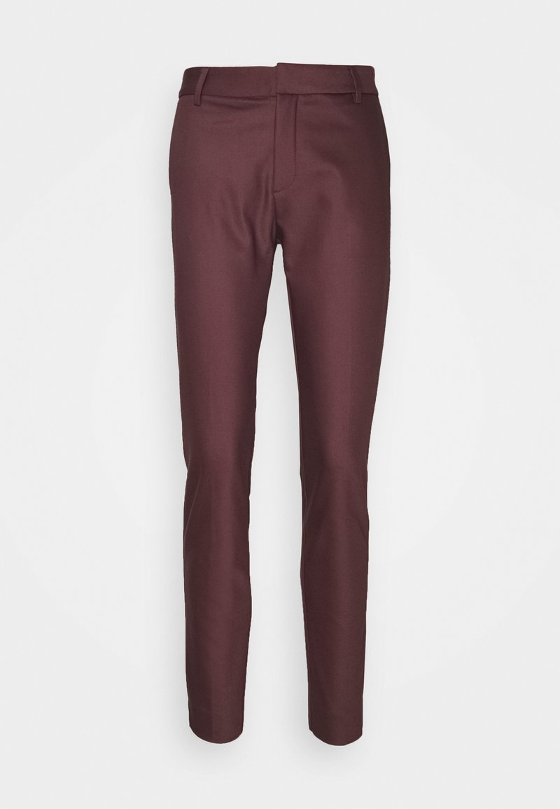 Pantalons taillés bordeaux en tissu lisse, dotés d'une coupe droite, d'un pli sur le devant et d'une taille standard avec passants de ceinture.