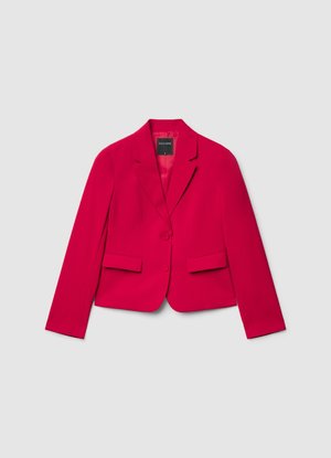 Blazer cintré en tissu rose vif avec revers en encoche, deux poches avant et deux boutons, présentant une texture lisse et un design structuré.
