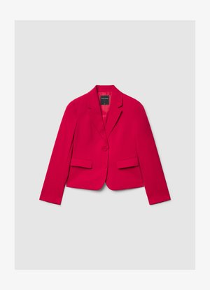 Blazer cintré en tissu rose vif avec revers en encoche, deux poches avant et deux boutons, présentant une texture lisse et un design structuré.