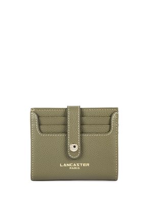Portefeuille en cuir vert olive avec des emplacements pour cartes à l'avant, une sangle à bouton-pression et un logo doré "Lancaster Paris" au centre avant.