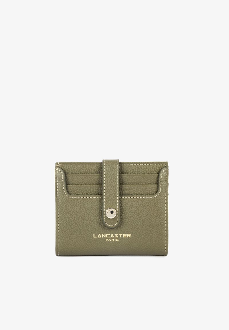 Portefeuille en cuir vert olive avec des emplacements pour cartes à l'avant, une sangle à bouton-pression et un logo doré "Lancaster Paris" au centre avant.