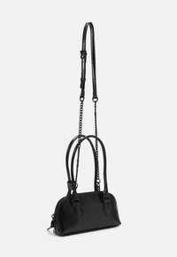 Sac à main en cuir noir avec une forme arrondie, doté de deux poignées et d'une bandoulière en chaîne. Texture lisse avec des accents de quincaillerie détaillés.