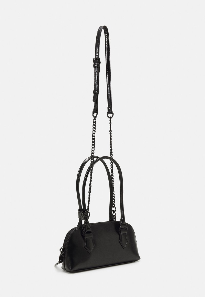 Sac à main en cuir noir avec une forme arrondie, doté de deux poignées et d'une bandoulière en chaîne. Texture lisse avec des accents de quincaillerie détaillés.