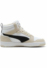 Baskets montantes en mélange de daim beige et de cuir blanc avec une bande noire PUMA, œillets texturés et semelles en caoutchouc.