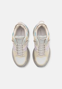 Leichte Sneakers, die eine Mischung aus grauen und cremefarbenen Materialien aufweisen, mit pastellblauen und lila Akzenten, einer strukturierten Mesh-Zehenbox und dicken Sohlen.