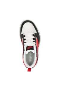 Czarne, czerwone i białe sneakersy z teksturowaną cholewką ze skóry, perforacjami na palcach i białymi sznurowadłami. Posiadają pętelkę i logo.
