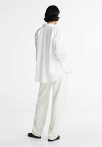 Tommy Hilfiger FLAG EMBROIDERY PATCH POCKET - Blusa - th optic white