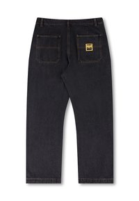Pantalon en denim noir à coupe décontractée, doté de deux poches arrière et d'un patch logo jaune sur la poche droite. Détails de couture en contraste subtil.