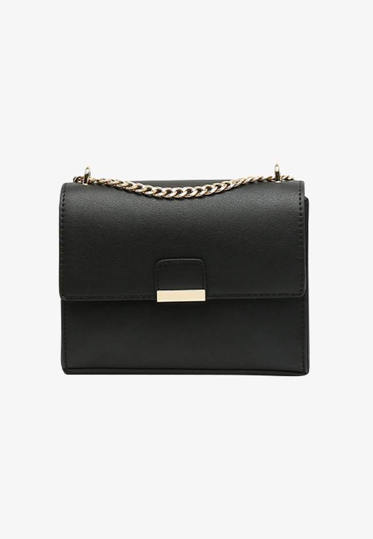 Bolso de mano sintético negro con forma estructurada, correa de cadena en tono dorado y un elegante solapa frontal con un sencillo cierre metálico.