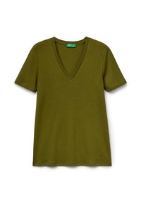 Olivgrünes T-Shirt mit kurzen Ärmeln und V-Ausschnitt, mit kleinem Logo nahe dem Saum und einem grünen Markenschild im Kragen.