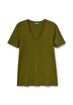 Maglietta a maniche corte V-collo verde oliva con piccolo logo vicino all'orlo e un'etichetta verde del marchio all'interno del collare.