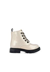 Botas cortas beige brillantes con cordones negros, suela de goma y tirador. Acabado brillante con superficie texturizada y diseño de punta redonda.