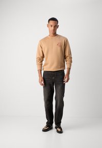 Scotch & Soda REGULAR FIT LEFT CHEST LOGO - Sweatshirt - soft camel