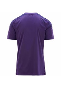 Camiseta atlética de manga corta en color púrpura con una textura suave, que presenta costuras reforzadas en los hombros y un diseño de cuello redondo.