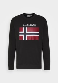 Sudadera negra con un diseño de bandera noruega en rojo, blanco y azul, con un logo impreso sobre la bandera. Mangas largas y cuello redondo.