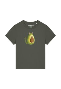 Dunkelgrünes T-Shirt mit kurzen Ärmeln, mit einem Cartoon-Avocado, der Katzenohren und Gesichtszügen hat, zentral auf der Vorderseite bedruckt.
